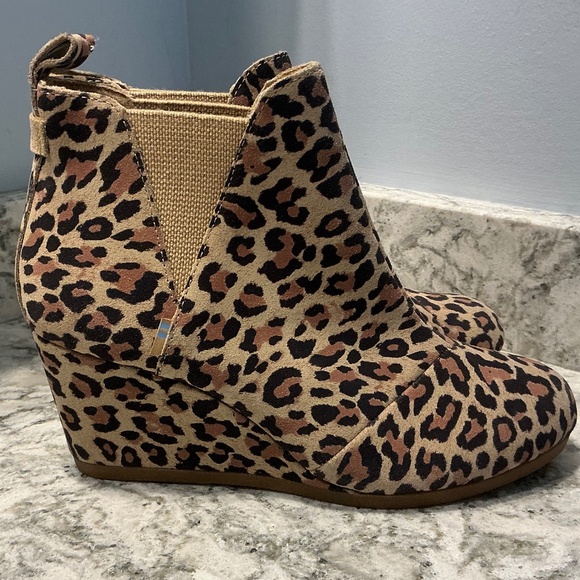 NWOB Tom’s Kelsey Desert Tan Leopard Print Suede Wedge ankle Boots Sz 6 - Picture 2 of 10